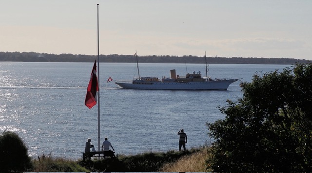 Dannebrog passerer Skansen, og der kippes med flaget