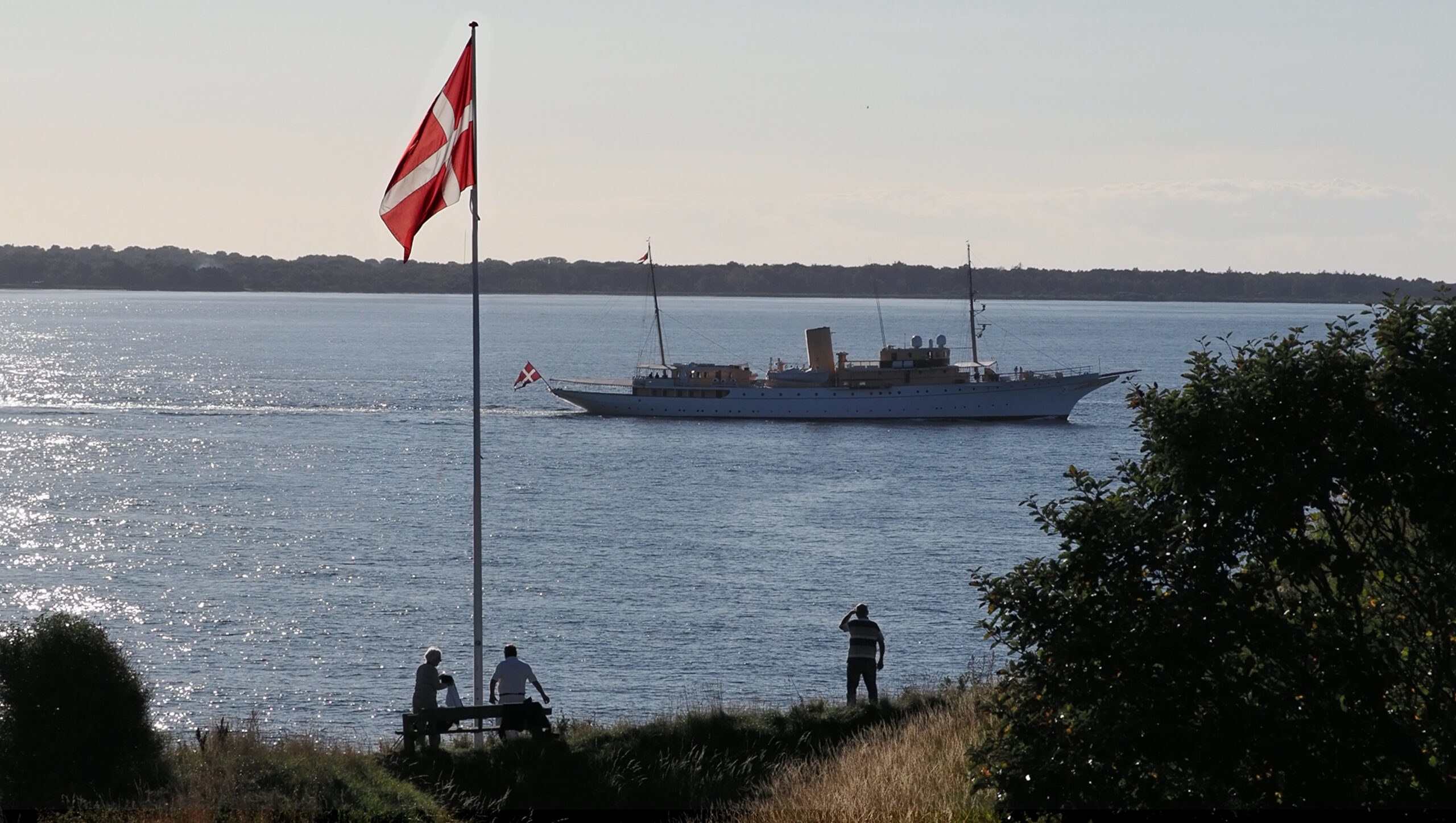 Dannebrog passerer Skansen, og der kippes med flaget