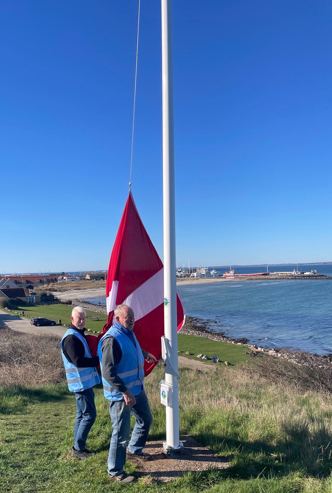flagvagterne Kim B. Schmidt og Richard Frederiksen hejste flaget for Prinsesse Isabella der fylder 19 år i dag den 21. juni 2026 flagvagterne Kim B. Schmidt og Richard Frederiksen hejste flaget for Prinsesse Isabella der fylder 19 år i dag den 21. juni 2026