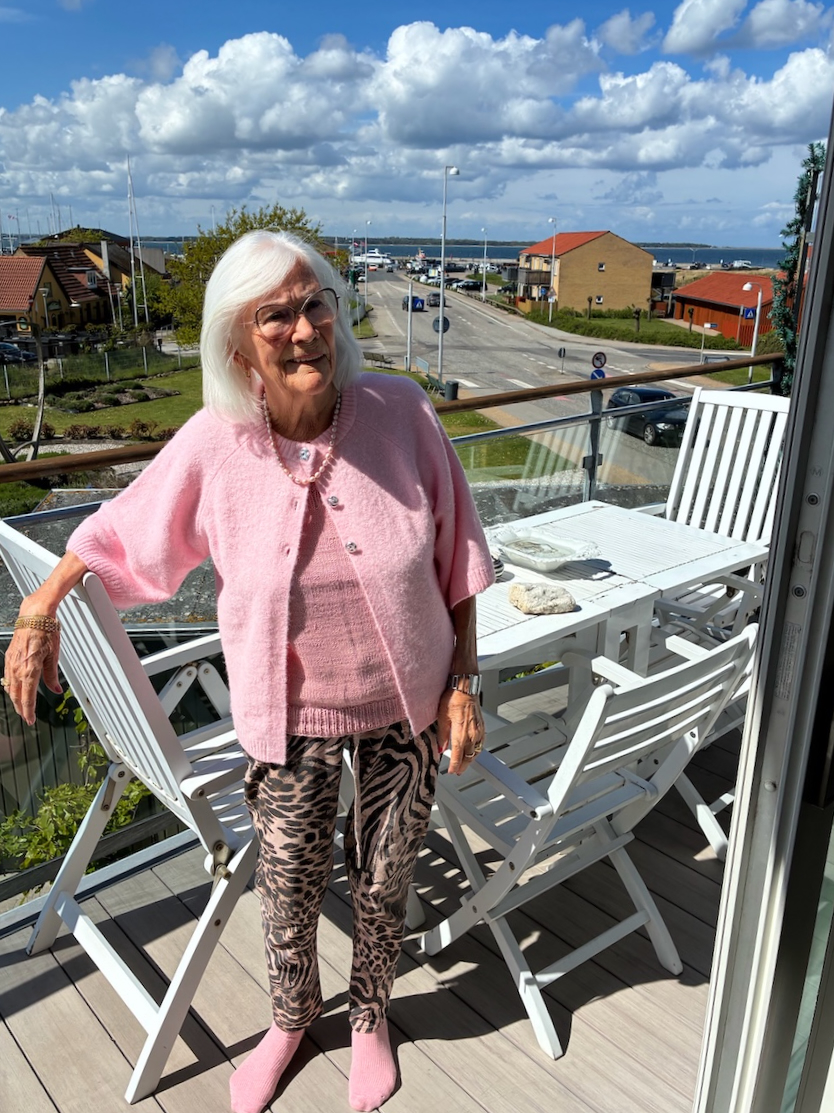 karen elise davidsen med udsigt over hundested havn