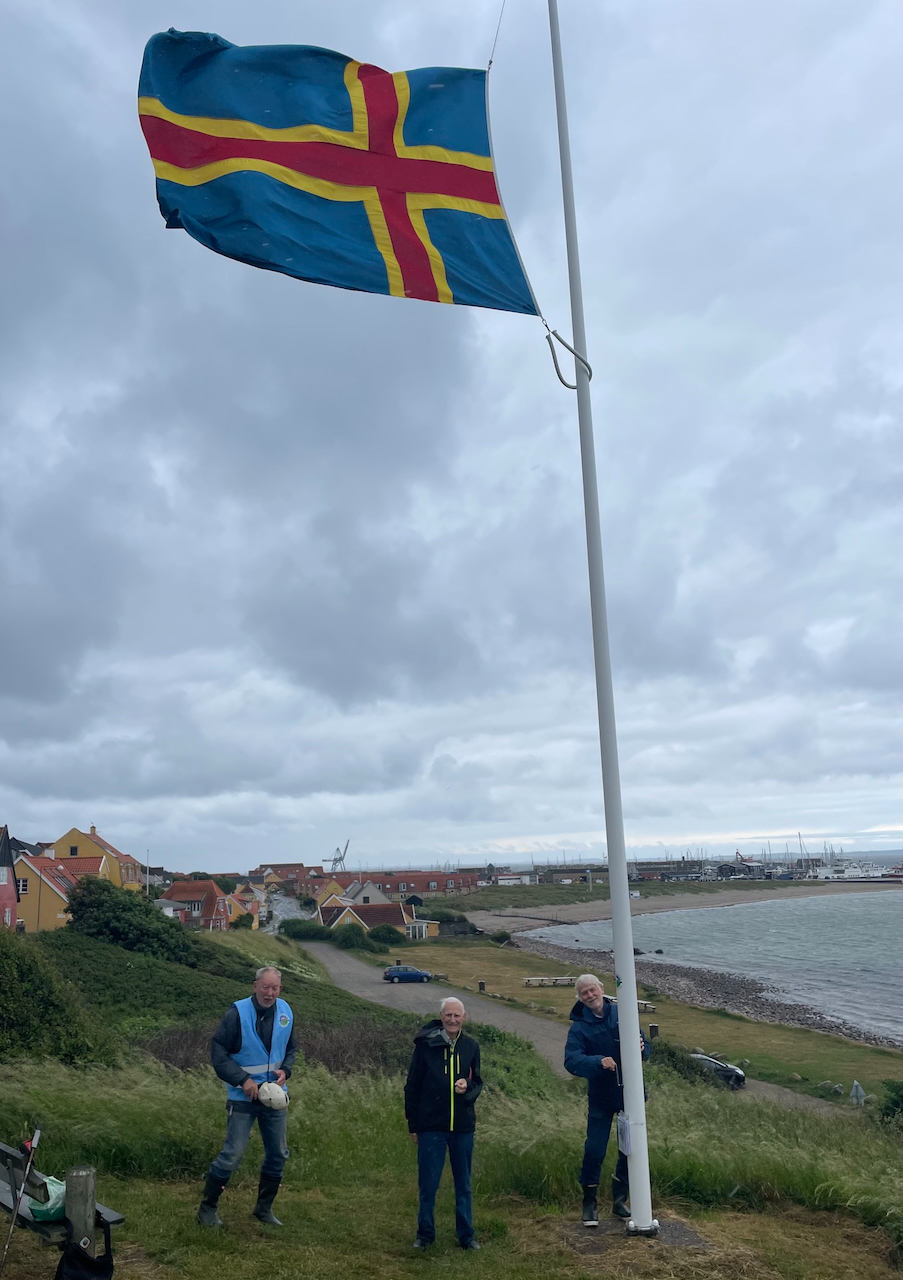 Medlemmer af Foreningen Nordens bestyrelse hejste Ålandsøernes flag den 9. juni Medlemmer af Foreningen Nordens bestyrelse hejste Ålandsøernes flag den 9. juni